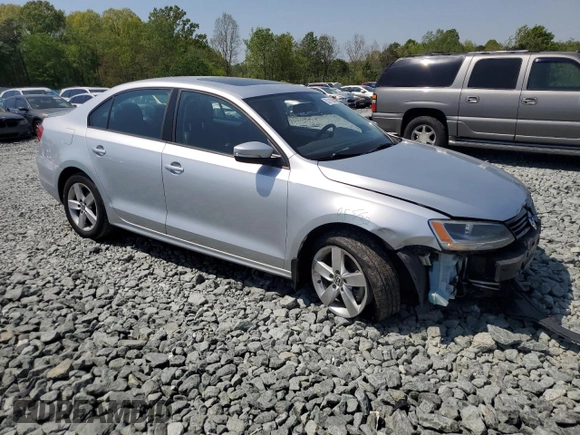 2012 Volkswagen Jetta TDI w/Premium & Nav с VIN 3VWLL7AJ4CM426910, выставлен на аукционе Copart как лот 53111065 с пробегом 137 376 миль миль и Списание • Salvage title. История ставок и продаж доступна на DreamBid. Изображение 4.