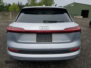 2022 Audi e-tron Premium z VIN WA1AAAGE8NB005235, wystawiony jako Copart lot #57621195 z przebiegiem 40 970 mil mil oraz Czysty tytuł • Clean title. Historia ofert i sprzedaży dostępna na DreamBid. Obrazek 6.