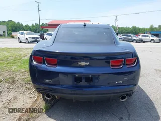 2010 Chevrolet Camaro 2SS z VIN 2G1FK1EJ9A9225884, wystawiony jako IAAI lot #42294998 z przebiegiem 197 908 mil mil oraz . Historia ofert i sprzedaży dostępna na DreamBid. Obrazek 17.