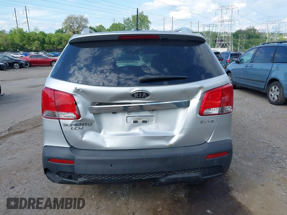 2013 Kia Sorento EX z VIN 5XYKUDA22DG413039, wystawiony jako IAAI lot #42197700 z przebiegiem 132 381 mil mil oraz . Historia ofert i sprzedaży dostępna na DreamBid. Obrazek 17.
