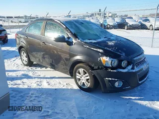2015 Chevrolet Sonic LT z VIN 1G1JC5SH8F4194265, wystawiony jako IAAI lot #40945117 z przebiegiem 77 229 mil mil oraz . Historia ofert i sprzedaży dostępna na DreamBid. Obrazek 1.