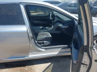 2019 Toyota Camry LE z VIN 4T1B11HK8KU789295, wystawiony jako IAAI lot #41993966 z przebiegiem 94 165 mil mil oraz . Historia ofert i sprzedaży dostępna na DreamBid. Obrazek 5.