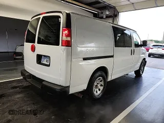 2013 Chevrolet Express Cargo z VIN 1GCSGAFX7D1172007, wystawiony jako IAAI lot #42552298 z przebiegiem 314 917 mil mil oraz . Historia ofert i sprzedaży dostępna na DreamBid. Obrazek 1.