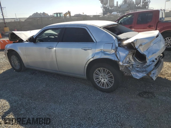 2009 Chrysler 300 LX z VIN 2C3KA43D79H505560, wystawiony jako Copart lot #45428795 z przebiegiem 49 295 mil mil oraz Szkoda całkowita • Salvage title. Historia ofert i sprzedaży dostępna na DreamBid. Obrazek 2.