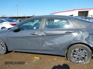 2024 Hyundai Elantra SEL z VIN KMHLM4DG4RU805694, wystawiony jako IAAI lot #41893956 z przebiegiem 4 856 mil mil oraz . Historia ofert i sprzedaży dostępna na DreamBid. Obrazek 14.