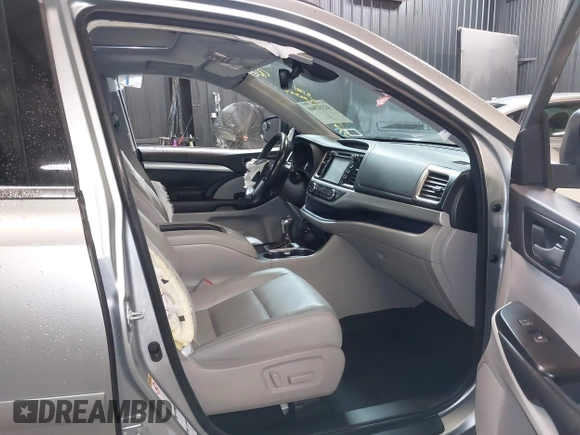2018 Toyota Highlander SE with VIN 5TDJZRFH5JS912469, listed as a IAAI auction lot 42332840 with 74,386 mi miles and . Bid and sale history available at DreamBid. Image 5.