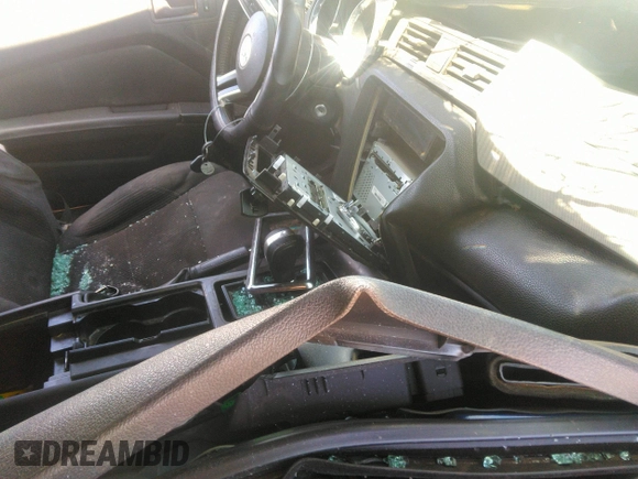 2014 Ford Mustang V6 z VIN 1ZVBP8AM9E5326813, wystawiony jako IAAI lot #31219468 z przebiegiem Nie podano mil oraz . Historia ofert i sprzedaży dostępna na DreamBid. Obrazek 5.