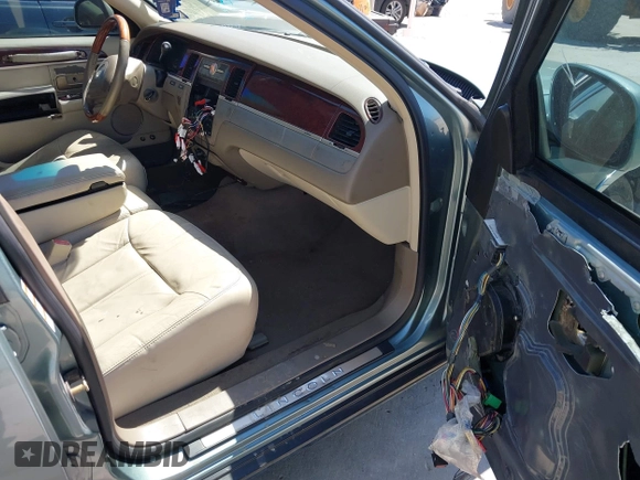 2004 Lincoln Town Car Ultimate z VIN 1LNHM83W74Y688961, wystawiony jako IAAI lot #42222464 z przebiegiem 132 780 mil mil oraz . Historia ofert i sprzedaży dostępna na DreamBid. Obrazek 5.
