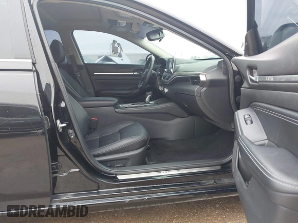 2019 Nissan Altima 2.5 Platinum with VIN 1N4BL4FV2KC207507, listed as a IAAI auction lot 41537675 with 69,872 mi miles. Bid and sale history available at carsss.com. Image 5.