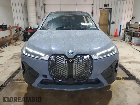 2024 BMW iX xDrive50 z VIN WB523CF0XRCP21815, wystawiony jako Copart lot #51520885 z przebiegiem 6 664 mil mil oraz Szkoda całkowita • Salvage title. Historia ofert i sprzedaży dostępna na DreamBid. Obrazek 5.