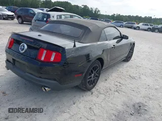 2012 Ford Mustang V6 z VIN 1ZVBP8EM4C5276765, wystawiony jako IAAI lot #42606236 z przebiegiem 129 111 mil mil oraz . Historia ofert i sprzedaży dostępna na DreamBid. Obrazek 4.