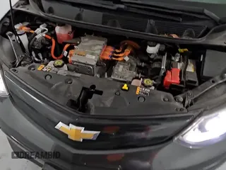 2018 Chevrolet Bolt EV LT z VIN 1G1FW6S04J4138233, wystawiony jako Copart lot #83813715 z przebiegiem 44 136 mil mil oraz Czysty tytuł • Clean title. Historia ofert i sprzedaży dostępna na DreamBid. Obrazek 15.