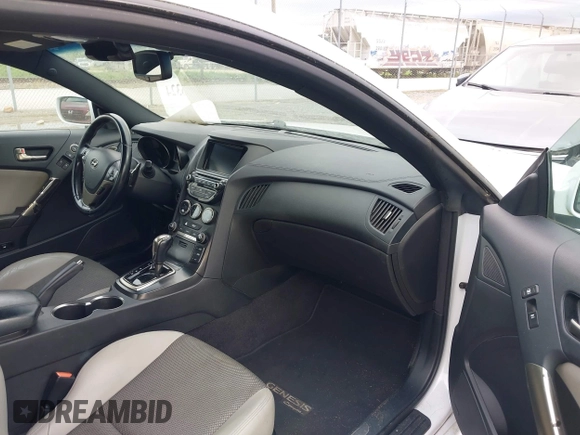 2014 Hyundai Genesis Coupe R-Spec z VIN KMHHT6KD5EU121308, wystawiony jako IAAI lot #42306324 z przebiegiem 82 393 mil mil oraz . Historia ofert i sprzedaży dostępna na DreamBid. Obrazek 5.