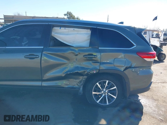 2018 Toyota Highlander SE with VIN 5TDJZRFH3JS834516, listed as a IAAI auction lot 41670880 with 81,274 mi miles and . Bid and sale history available at DreamBid. Image 6.