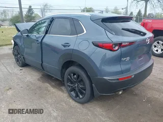 2024 Mazda CX-30 Premium z VIN 3MVDMBDY7RM613744, wystawiony jako IAAI lot #42127815 z przebiegiem 8 889 mil mil oraz . Historia ofert i sprzedaży dostępna na DreamBid. Obrazek 3.