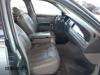 2005 Lincoln Town Car Signature z VIN 1LNHM81W85Y608166, wystawiony jako IAAI lot #42329147 z przebiegiem 252 667 mil mil oraz . Historia ofert i sprzedaży dostępna na DreamBid. Obrazek 5.