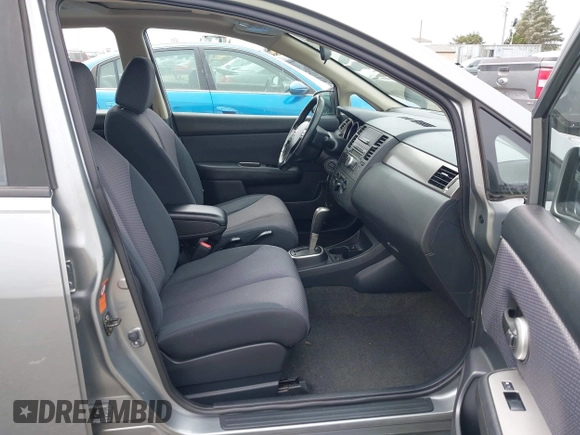 2007 Nissan Versa SL z VIN 3N1BC13E97L383420, wystawiony jako IAAI lot #42254796 z przebiegiem 141 987 mil mil oraz . Historia ofert i sprzedaży dostępna na DreamBid. Obrazek 5.
