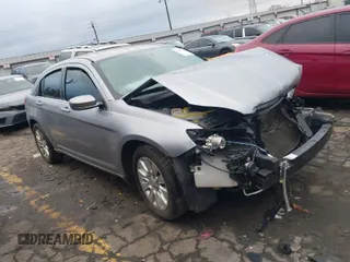 2014 Chrysler 200 LX z VIN 1C3CCBAB3EN207979, wystawiony jako IAAI lot #40997988 z przebiegiem 120 198 mil mil oraz . Historia ofert i sprzedaży dostępna na DreamBid. Obrazek 1.