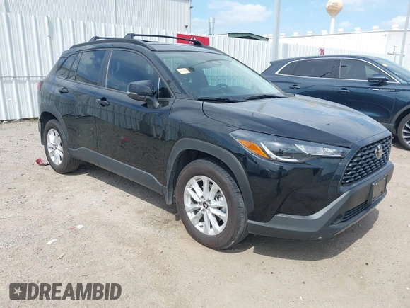 2024 Toyota Corolla Cross LE z VIN 7MUCAAAG8RV083172, wystawiony jako IAAI lot #42049180 z przebiegiem 26 642 mil mil oraz . Historia ofert i sprzedaży dostępna na DreamBid. Obrazek 1.