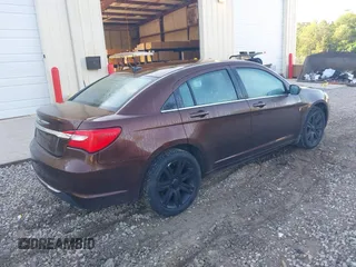 2013 Chrysler 200 Touring z VIN 1C3CCBBB7DN549447, wystawiony jako IAAI lot #42237639 z przebiegiem 145 307 mil mil oraz . Historia ofert i sprzedaży dostępna na DreamBid. Obrazek 4.