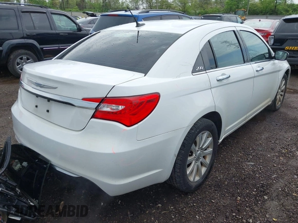 2013 Chrysler 200 Limited with VIN 1C3CCBCG5DN539607, listed as a IAAI auction lot 42131575 with 92,757 mi miles. Bid and sale history available at carsss.com. Image 4.