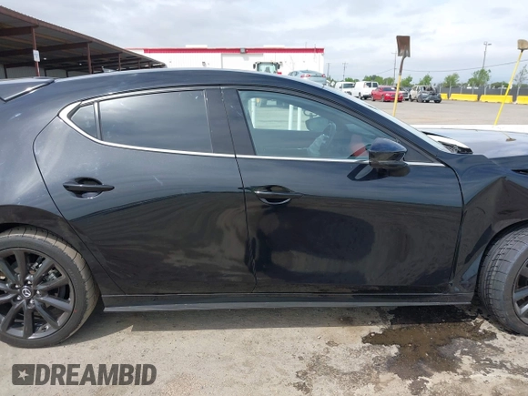 2021 Mazda 3 Premium Plus z VIN JM1BPBNY2M1403797, wystawiony jako IAAI lot #42031637 z przebiegiem Nie podano mil oraz . Historia ofert i sprzedaży dostępna na DreamBid. Obrazek 13.