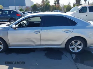 2012 Volkswagen Passat SE z VIN 1VWBP7A36CC068499, wystawiony jako IAAI lot #41932731 z przebiegiem 208 896 mil mil oraz . Historia ofert i sprzedaży dostępna na DreamBid. Obrazek 6.