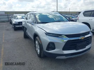 2020 Chevrolet Blazer LT z VIN 3GNKBBRA8LS700895, wystawiony jako IAAI lot #42379056 z przebiegiem 61 800 mil mil oraz . Historia ofert i sprzedaży dostępna na DreamBid. Obrazek 1.