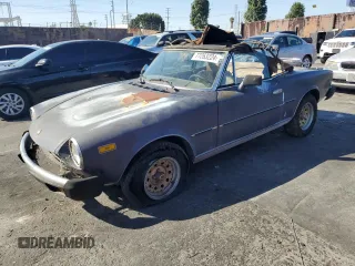 1979 FIAT 124 Spider z VIN 124C520160260, wystawiony jako Copart lot #77263224 z przebiegiem 68 917 mil mil oraz Czysty tytuł • Clean title. Historia ofert i sprzedaży dostępna na DreamBid. Obrazek 1.