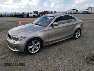 2013 BMW 1 Series 128i z VIN WBAUP9C59DVS94870, wystawiony jako Copart lot #80990614 z przebiegiem 111 331 mil mil oraz Szkoda całkowita • Salvage title. Historia ofert i sprzedaży dostępna na DreamBid. Obrazek 1.