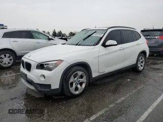 2014 BMW X1 sDrive28i z VIN WBAVM1C54EVW49427, wystawiony jako Copart lot #48082045 z przebiegiem 123 097 mil mil oraz Szkody całkowita. Historia ofert i sprzedaży dostępna na DreamBid. Obrazek 1.