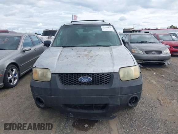 2002 Ford Escape XLT Choice with VIN 1FMYU04152KA39941, listed as a IAAI auction lot 41753639 with 209,016 mi miles. Bid and sale history available at carsss.com. Image 6.
