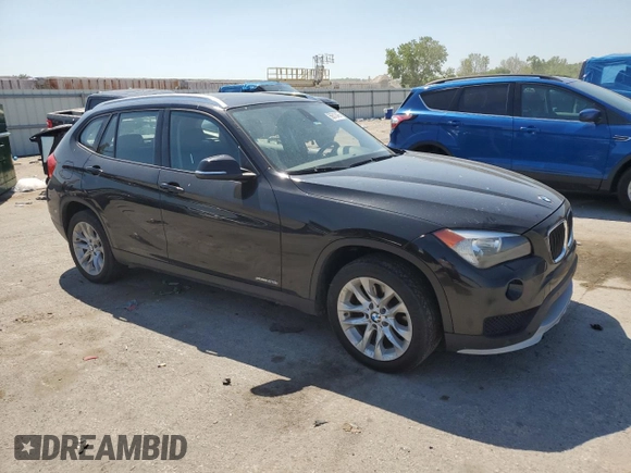 2015 BMW X1 xDrive28i z VIN WBAVL1C59FVY32553, wystawiony jako Copart lot #56513435 z przebiegiem 131 831 mil mil oraz Szkoda całkowita • Salvage title. Historia ofert i sprzedaży dostępna na DreamBid. Obrazek 4.