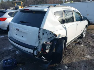 2015 Jeep Compass Sport with VIN 1C4NJCBB4FD343866, listed as a IAAI auction lot 41296043 with 176,664 mi miles. Bid and sale history available at carsss.com. Image 4.
