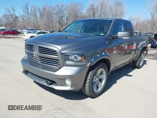 2013 Ram 1500 Sport z VIN 1C6RR7HT2DS530587, wystawiony jako IAAI lot #41742569 z przebiegiem 152 193 mil mil oraz . Historia ofert i sprzedaży dostępna na DreamBid. Obrazek 18.