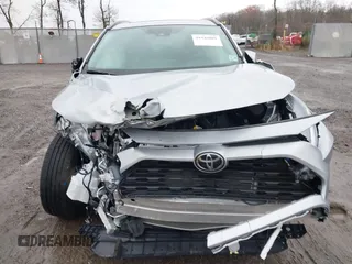 2025 Toyota RAV4 XLE Premium z VIN 2T3A1RFV6SC503413, wystawiony jako IAAI lot #41946001 z przebiegiem 831 mil mil oraz . Historia ofert i sprzedaży dostępna na DreamBid. Obrazek 12.