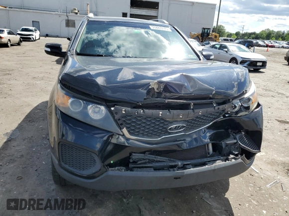 2013 Kia Sorento LX с VIN 5XYKT4A28DG421648, выставлен на аукционе Copart как лот 55887275 с пробегом 173 113 миль миль и Списание • Salvage title. История ставок и продаж доступна на DreamBid. Изображение 5.
