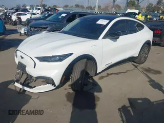 2024 Ford Mustang Mach-E Premium z VIN 3FMTK3R70RMA06461, wystawiony jako IAAI lot #41483098 z przebiegiem 5 647 mil mil oraz . Historia ofert i sprzedaży dostępna na DreamBid. Obrazek 17.