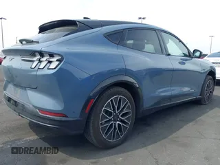 2024 Ford Mustang Mach-E Premium z VIN 3FMTK3R74RMA22243, wystawiony jako IAAI lot #42157639 z przebiegiem 14 032 mil mil oraz . Historia ofert i sprzedaży dostępna na DreamBid. Obrazek 4.