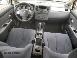 2008 Nissan Versa S z VIN 3N1BC11E78L352025, wystawiony jako Copart lot #55685495 z przebiegiem 143 451 mil mil oraz Szkoda całkowita • Salvage title. Historia ofert i sprzedaży dostępna na DreamBid. Obrazek 8.