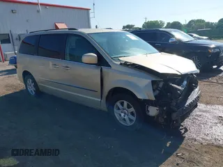 2010 Chrysler Town & Country Touring z VIN 2A4RR5D10AR460497, wystawiony jako IAAI lot #42258356 z przebiegiem 86 434 mil mil oraz . Historia ofert i sprzedaży dostępna na DreamBid. Obrazek 1.