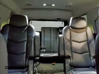 2016 Cadillac Escalade Luxury Collection z VIN 1GYS3BKJ4GR356565, wystawiony jako Copart lot #56937005 z przebiegiem 200 922 mil mil oraz Czysty tytuł • Clean title. Historia ofert i sprzedaży dostępna na DreamBid. Obrazek 10.