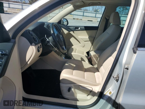 2012 Volkswagen Tiguan LE z VIN WVGAV7AX7CW525273, wystawiony jako Copart lot #46176415 z przebiegiem 155 851 mil mil oraz Czysty tytuł • Clean title. Historia ofert i sprzedaży dostępna na DreamBid. Obrazek 8.