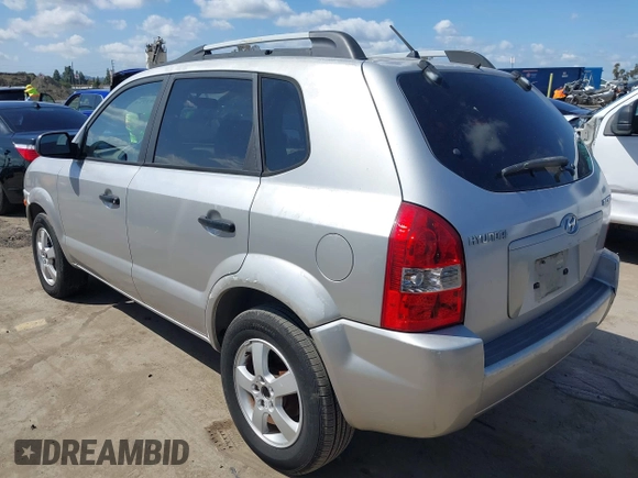 2005 Hyundai Tucson GL with VIN KM8JM12B95U097899, listed as a IAAI auction lot 41953290 with 111,090 mi miles. Bid and sale history available at carsss.com. Image 3.