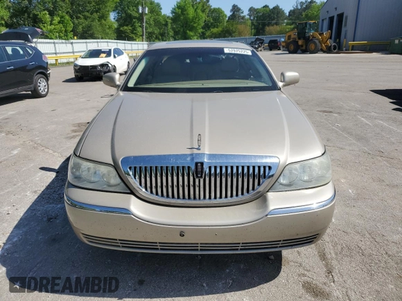 2007 Lincoln Town Car Signature Limited z VIN 1LNHM82V77Y617160, wystawiony jako Copart lot #52975225 z przebiegiem 275 067 mil mil oraz Szkoda całkowita • Salvage title. Historia ofert i sprzedaży dostępna na DreamBid. Obrazek 5.