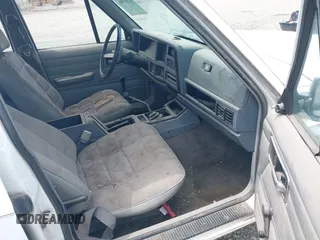 1993 Jeep Cherokee z VIN 1J4FT28PXPL560996, wystawiony jako IAAI lot #42526590 z przebiegiem 304 201 mil mil oraz . Historia ofert i sprzedaży dostępna na DreamBid. Obrazek 5.