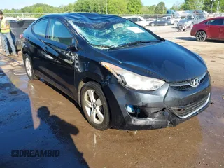 2013 Hyundai Elantra GLS z VIN KMHDH4AE8DU989736, wystawiony jako IAAI lot #42255257 z przebiegiem 134 306 mil mil oraz . Historia ofert i sprzedaży dostępna na DreamBid. Obrazek 1.