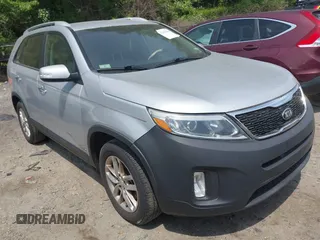 2014 Kia Sorento LX z VIN 5XYKTCA69EG479511, wystawiony jako IAAI lot #42428561 z przebiegiem 188 714 mil mil oraz . Historia ofert i sprzedaży dostępna na DreamBid. Obrazek 1.