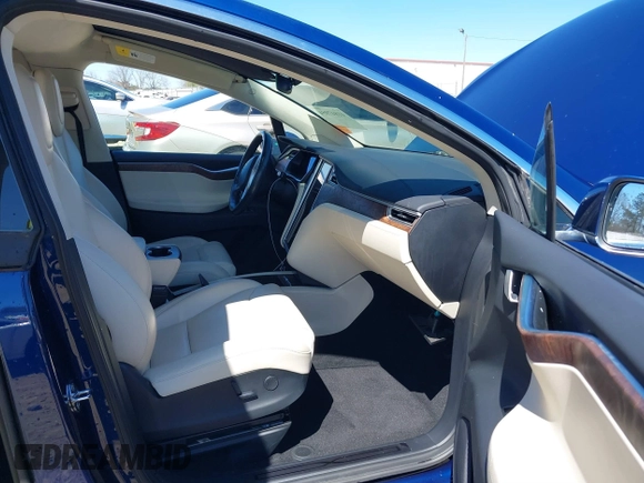 2017 Tesla Model X 90D z VIN 5YJXCBE26HF079022, wystawiony jako IAAI lot #41847954 z przebiegiem 74 940 mil mil oraz . Historia ofert i sprzedaży dostępna na DreamBid. Obrazek 5.