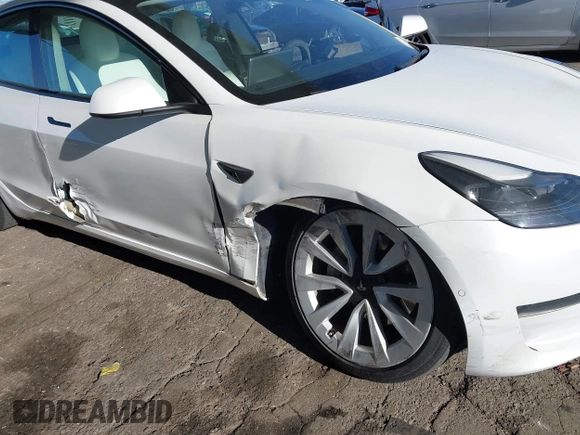 2022 Tesla Model 3 Long Range z VIN 5YJ3E1EB4NF331218, wystawiony jako IAAI lot #41827613 z przebiegiem 84 088 mil mil oraz . Historia ofert i sprzedaży dostępna na DreamBid. Obrazek 6.